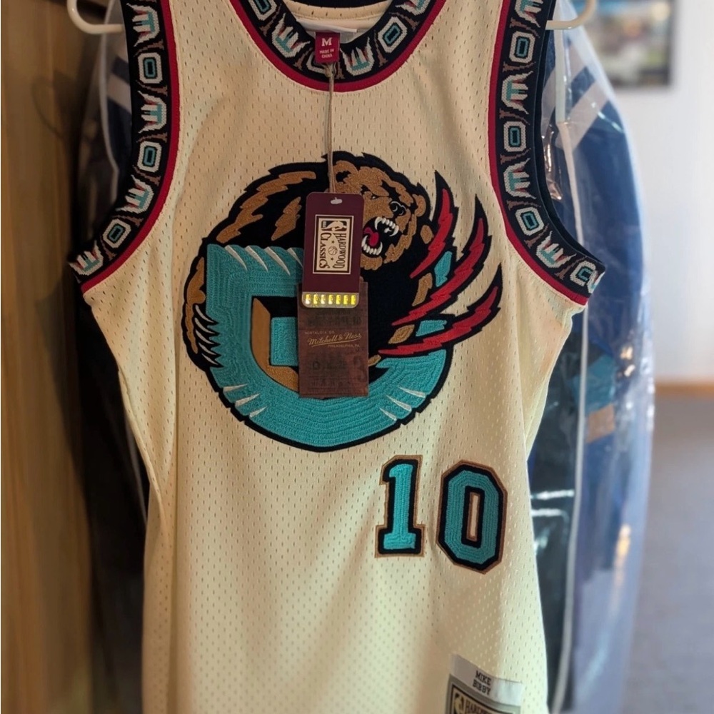 Vancouver Grizzlies Mike Bibby #10 Mitchell & Ness Jersey - Men’s M